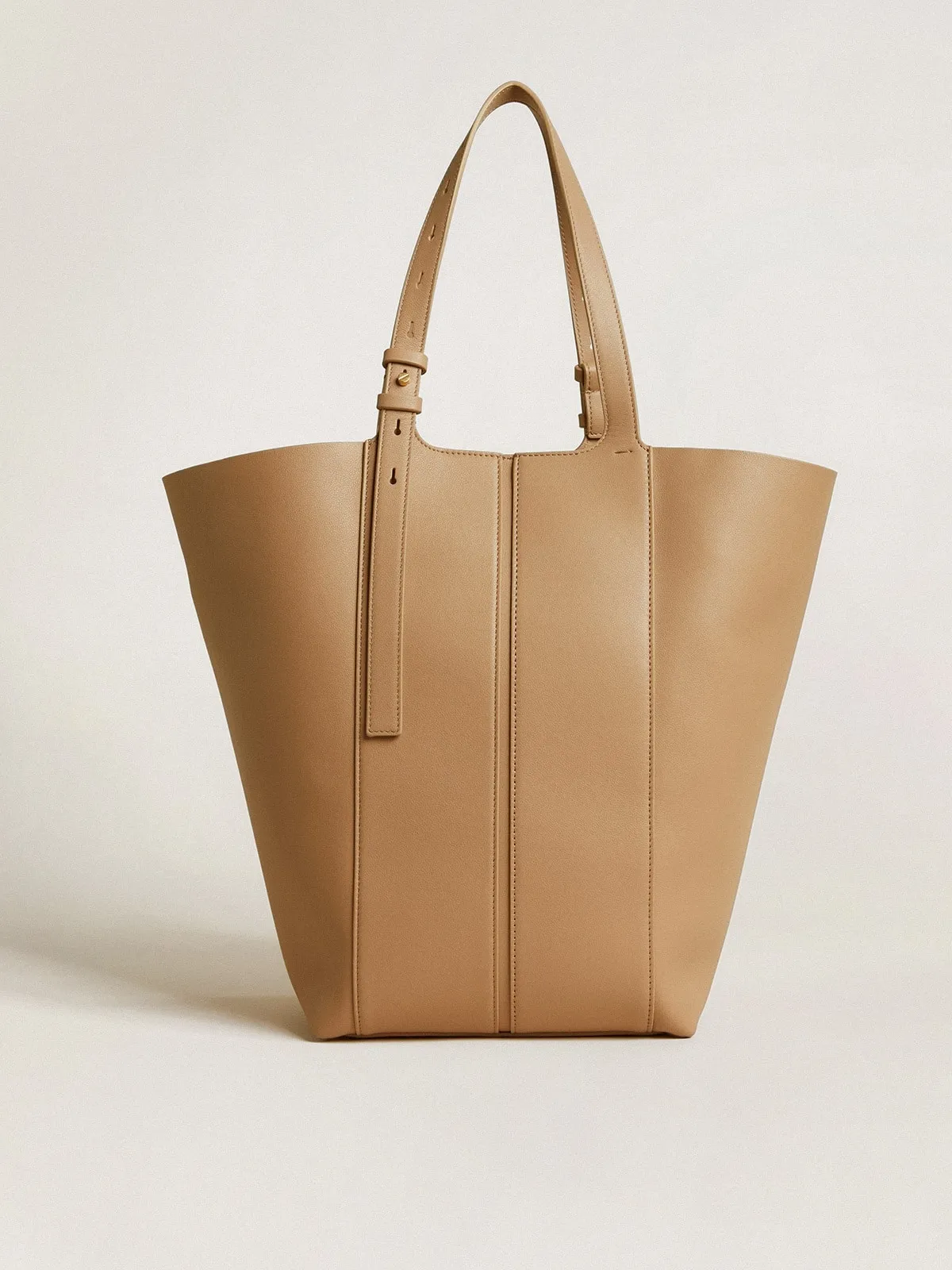 24/7 Bag in cappuccino-colored leather with adjustable handles