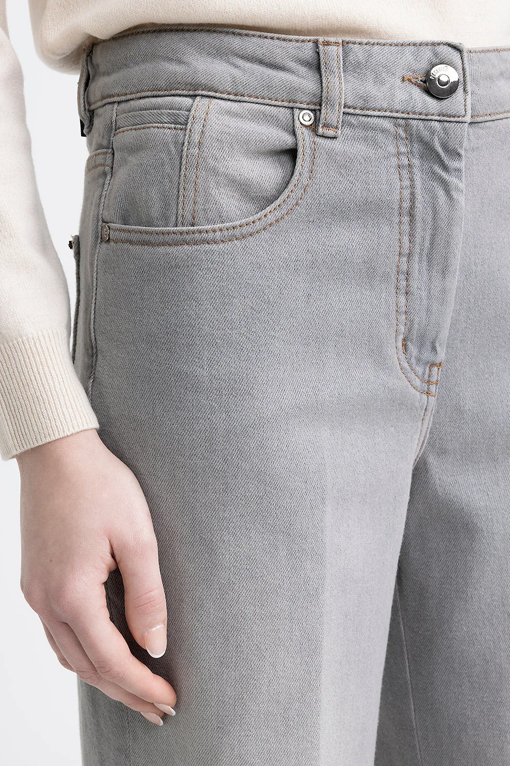 Cropped trousers in cotton denim