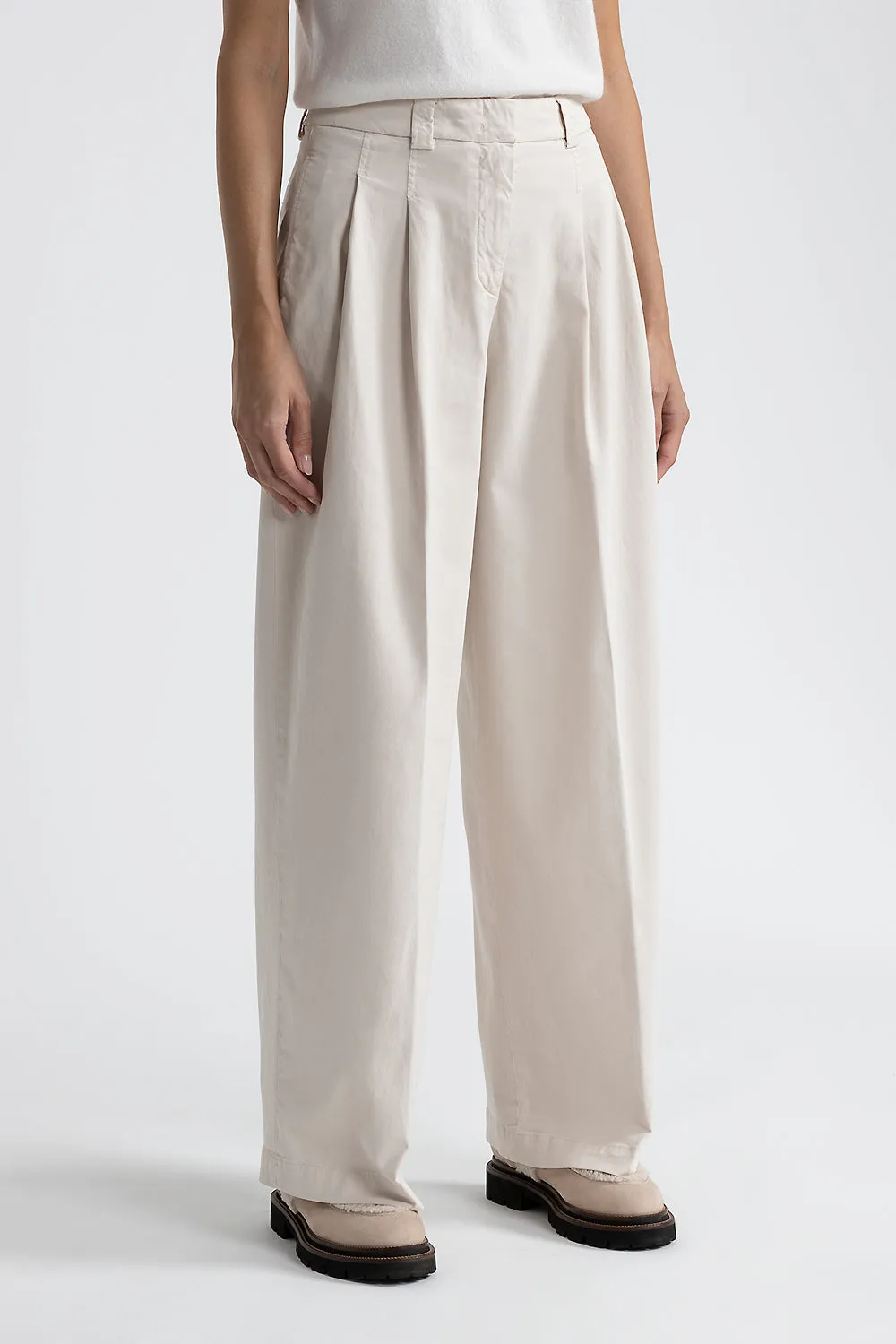 Pleated trousers in cotton silk gabardine and tencel